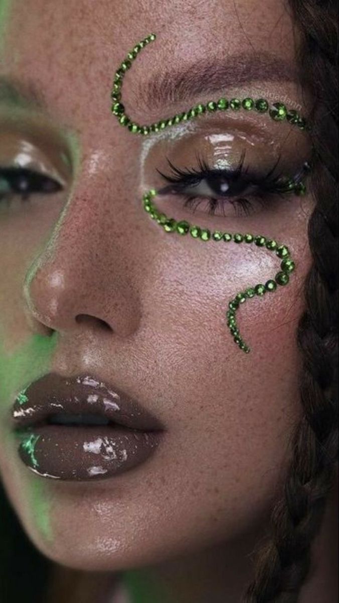 Peridot Individual Body Art Crystals 2.1 mm wide stones, 24 self-adhesive stones per strip